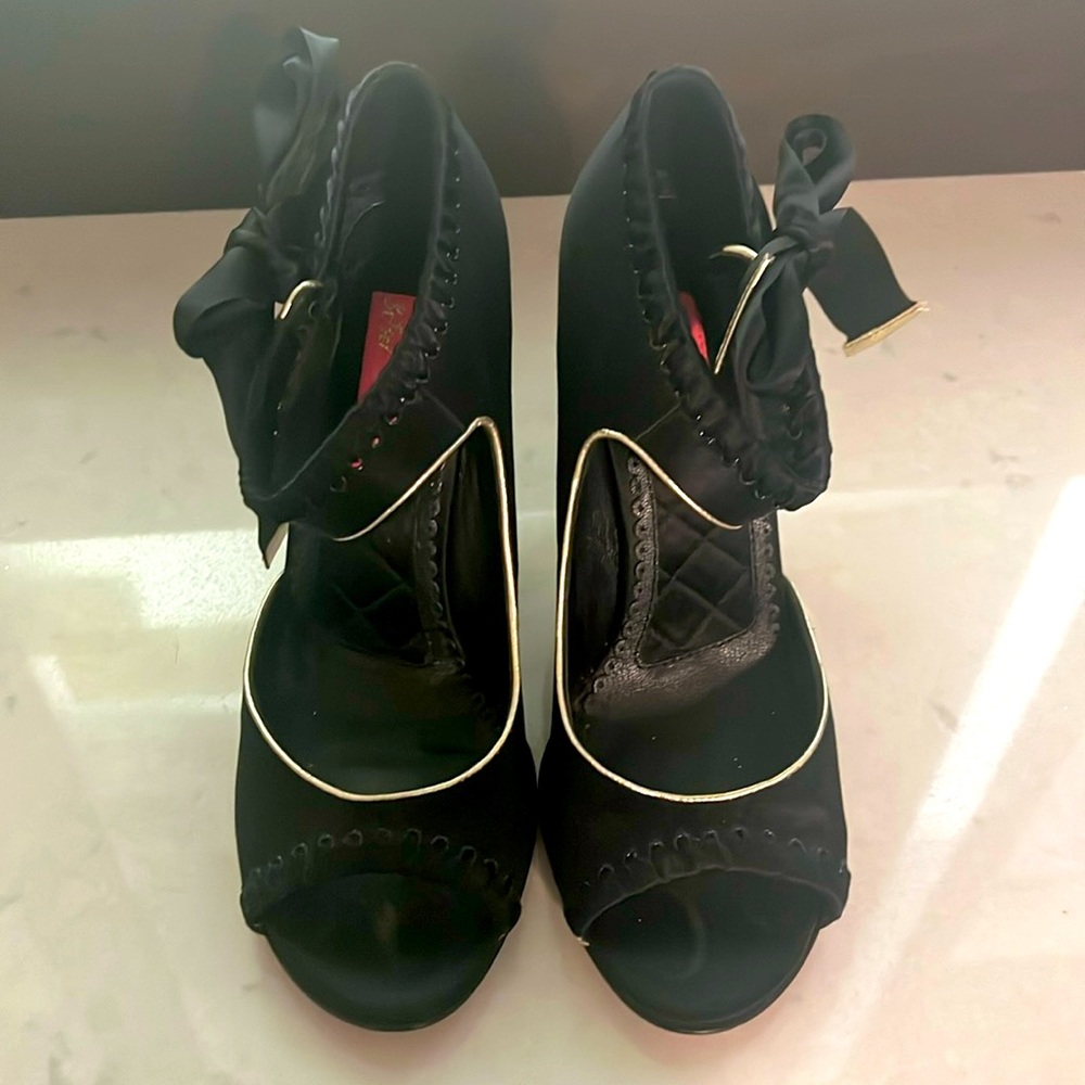 Black satin Betsey Johnson holiday pumps